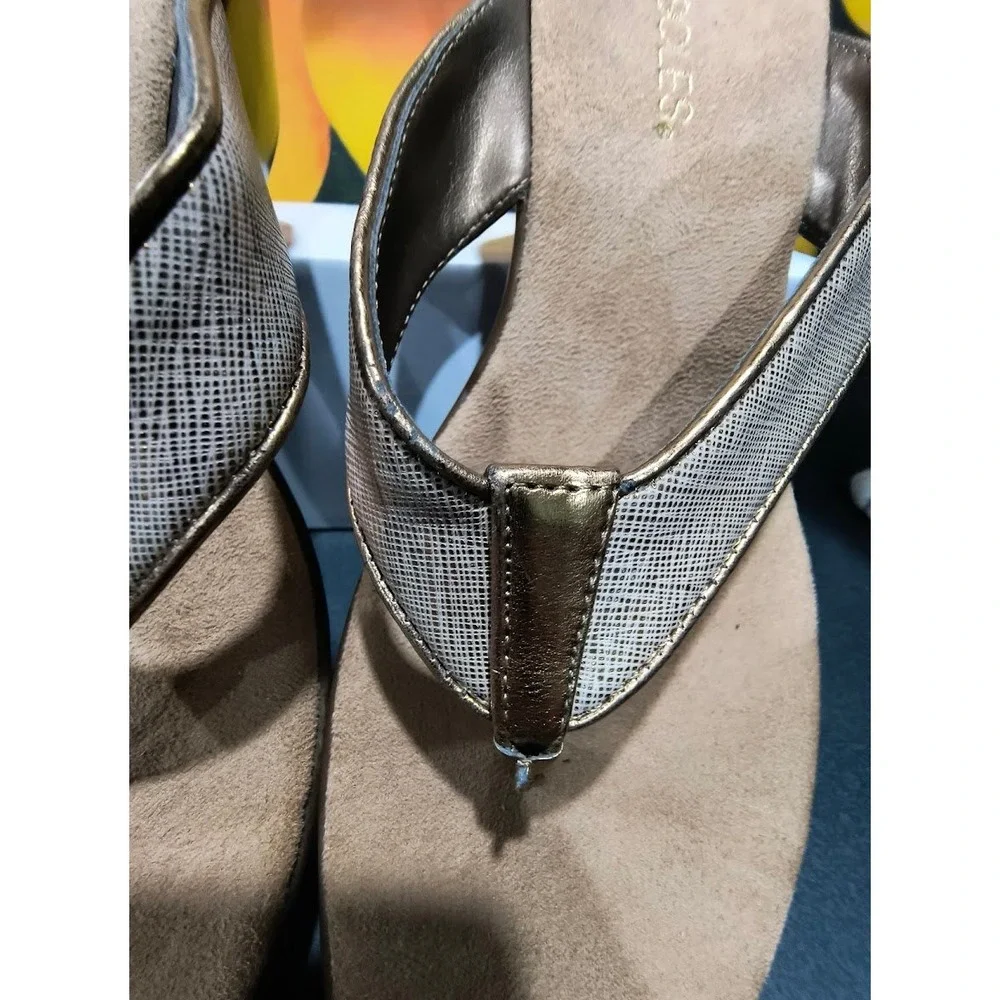Aerosoles Wide Eyes Womens 8M Bronze Metallic Wedge Thong Sandal‎ Gold Brown